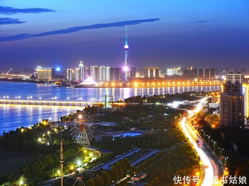 号称中国物流之都，两千多条国内运输专线，日货运量达2.85亿