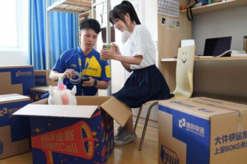 毕业“寄”掀起快递热，一键“云寄件”成为新潮流