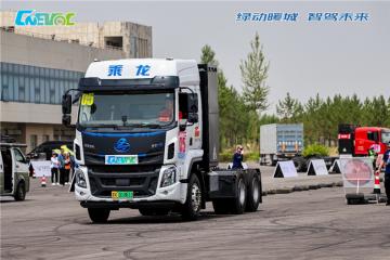 节能与人气双赢，鄂尔多斯新能源挑战赛乘龙H5牵引车成焦点