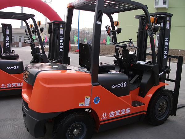 内燃平衡重式叉车