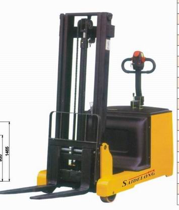 三轮全电动平衡重式叉车