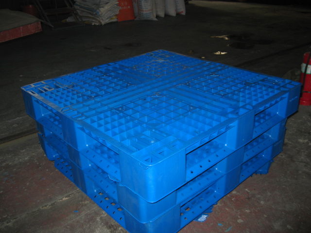 专业生产塑料托盘、垃圾桶